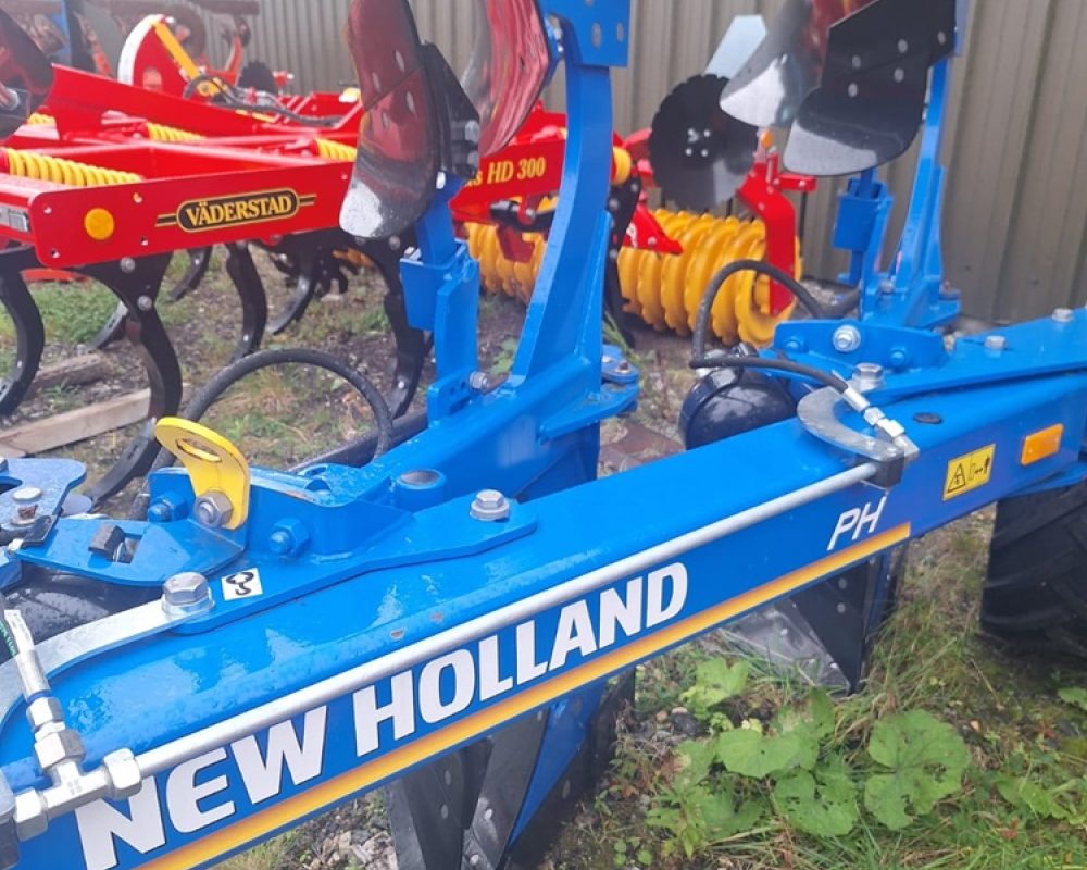 NH IMPLEMENTS PHH4 NEW HOLLAND PLOUGH